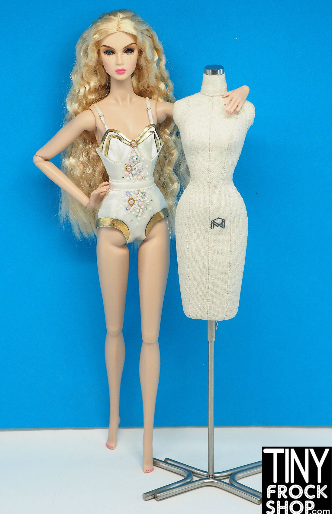DIY: DRESSFORM  Doll dress form, Fashion dolls photography, Mini dress form