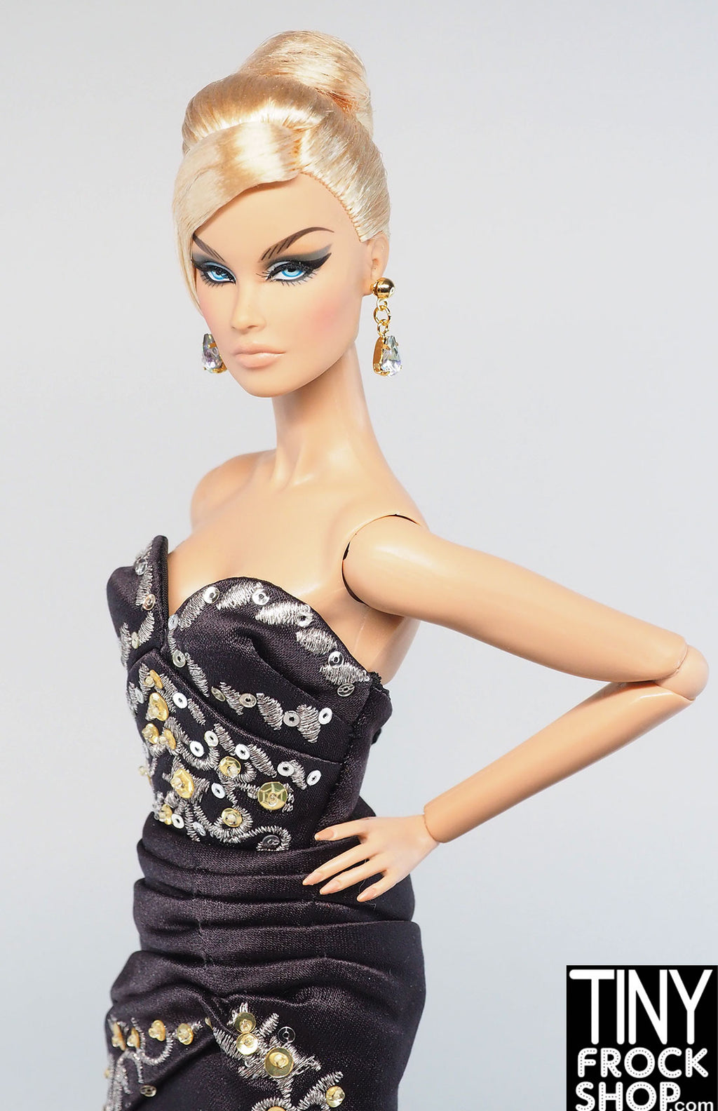 https://tinyfrockshop.com/cdn/shop/products/Two-Barbie--2005-Fashion-Model-Stolen-Magic-Brown-Embroidered-Dress-DT3_1024x.jpg?v=1678380731